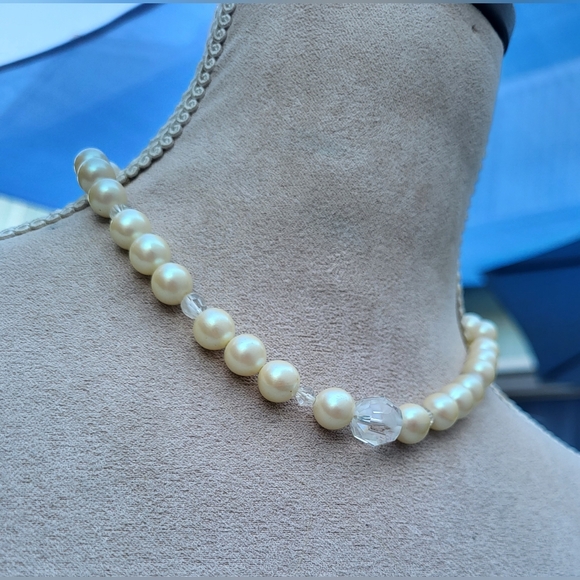 Vintage faux pearl necklace with clear rhinestones - Picture 1 of 8
